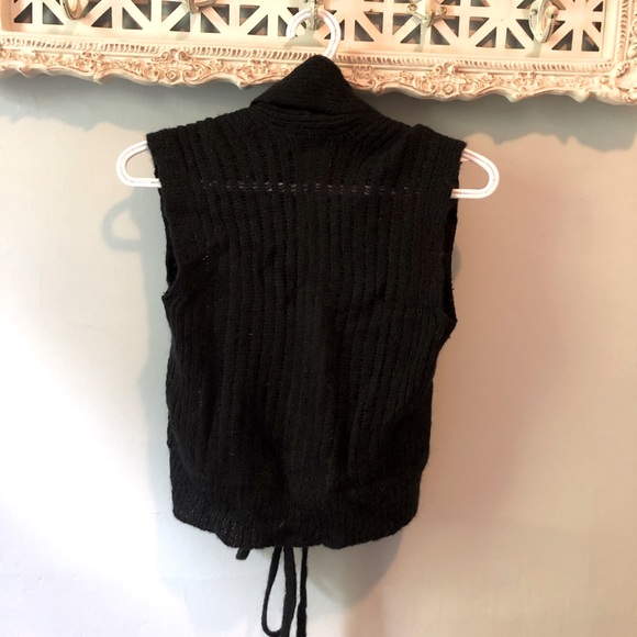 Knit black cropped sweater. - Picture 2 of 2